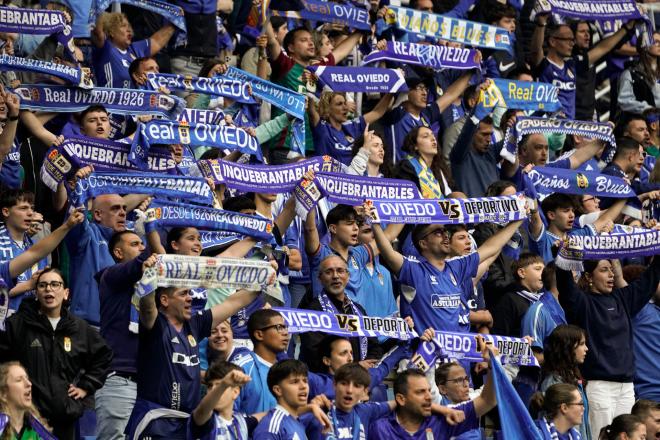 Aficionados del Oviedo animan antes del inicio del encuentro (FOTO: EFE).