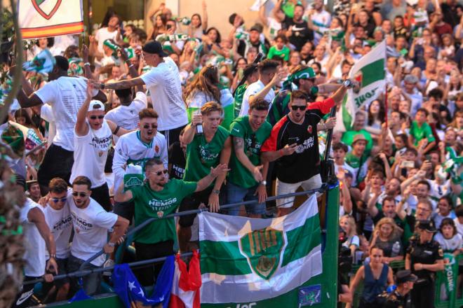 Los jugadores del Elche celebran con la afición el ascenso a Primera (Foto: EFE).