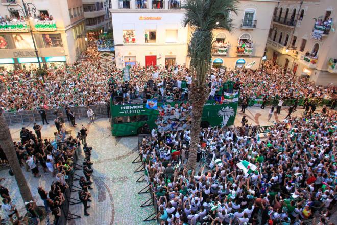 Los jugadores del Elche celebran con la afición el ascenso a Primera (Foto: EFE).