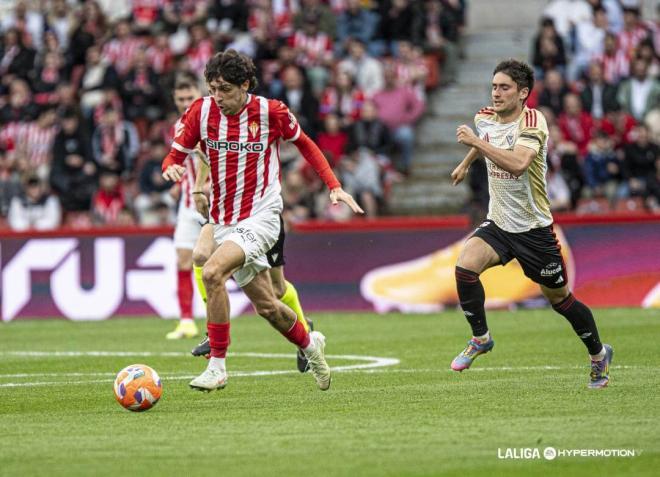 César Gelabert conduce la pelota en un partido con el Sporting (Foto: LALIGA).