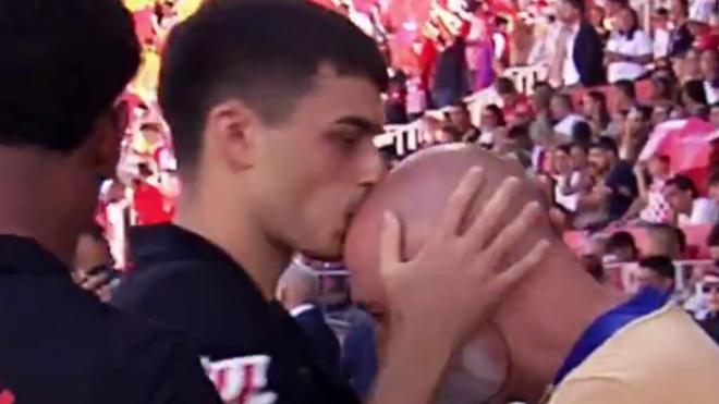 Pedri besando en la cabeza a un miembro del cuerpo técnico del Barça (Redes Sociales)