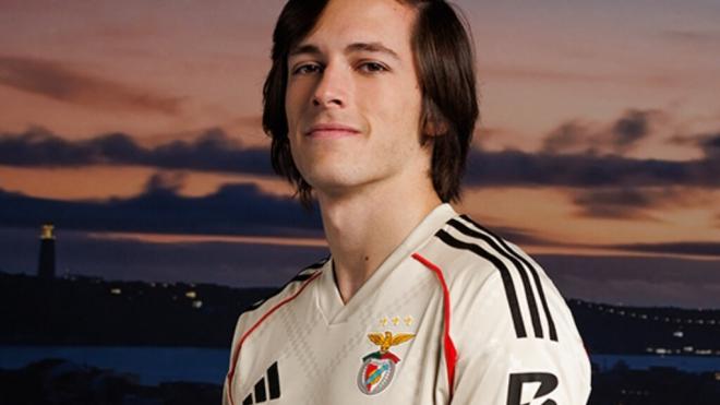 Álvaro Carreras con la nueva camiseta del Benfica (Foto: X)