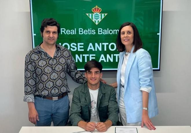 Morante de la Puebla, junto a su hijo Morante cuando renovó con el Betis (Foto: RBB).