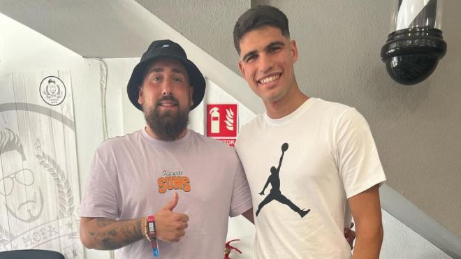 Carlos Alcaraz y Víctor Martínez, en su barbería (Instagram)
