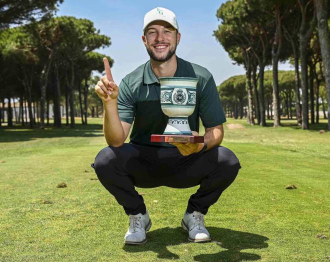Rocco Repetto posa con el trofeo (Foto: Ten Golf).