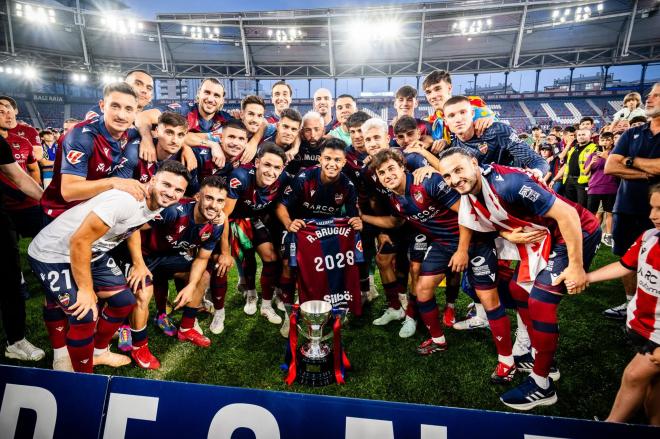 Roger Brugué celebra su renovación con el Levante con sus compañeros (Foto: LUD).