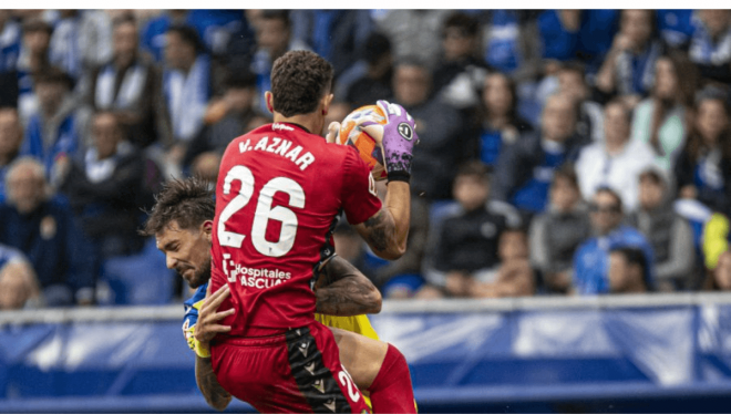 Victor Aznar, durante el Real Oviedo-Cádiz (Foto: LaLiga).