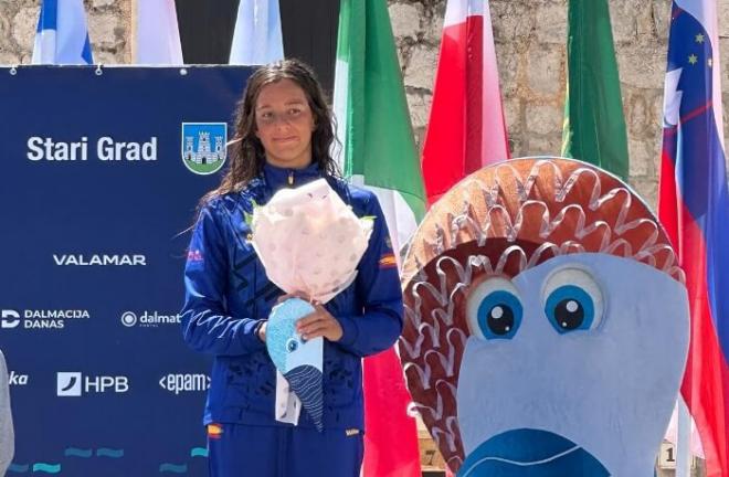 María de Valdés celebra su medalla de bronce tras la prueba.