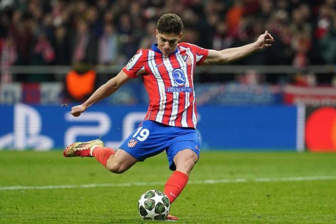 Julián Álvarez lanza el penalti en la Champions League (Cordon Press)