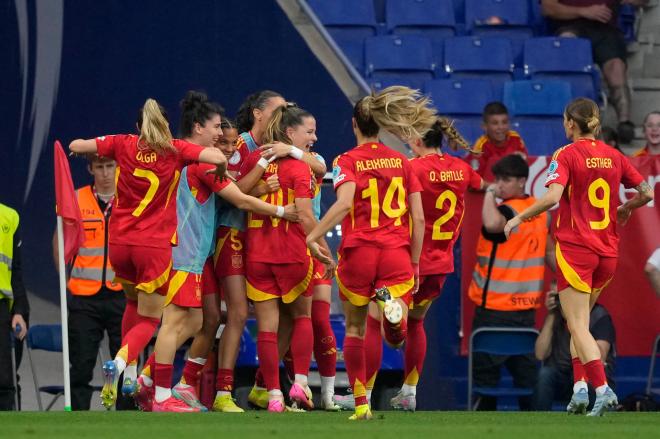 Claudia Pina celebra uno de sus goles en el España-Inglaterra (FOTO: EFE).