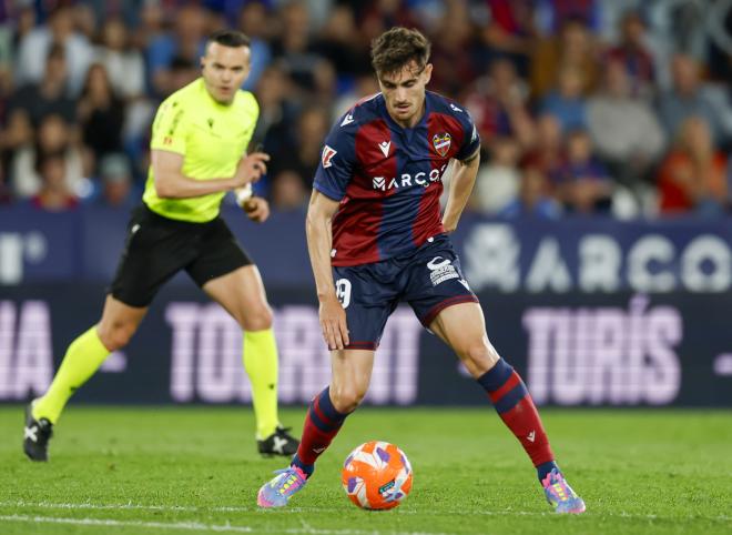 Álex Forés controla un balón en un partido del Levante (Foto: LALIGA).