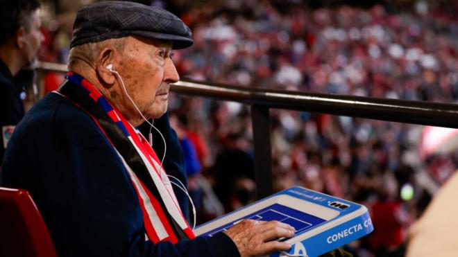 Un aficionado con discapacidad visual sigue el partido del Atleti (Telefónica)