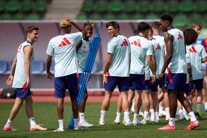 Nico Williams bromea con sus compañeros durante el entrenamiento de la selección (FOTO: EFE).