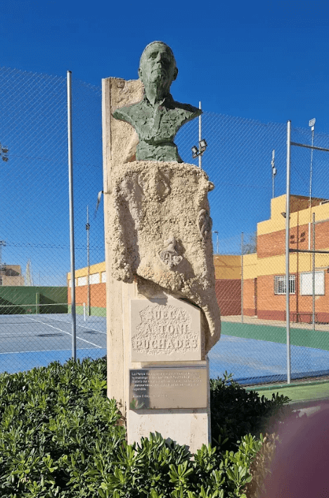 Estatua de Antonio Puchades en el Campo de Sueca (Foto: Francisco Mancho Ruiz)
