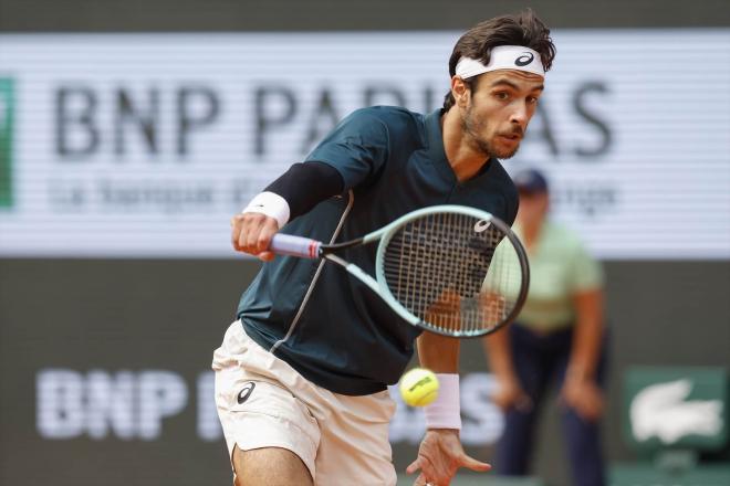 Lorenzo Musetti devuelve un punto en Roland Garros (FOTO: Europa Press).