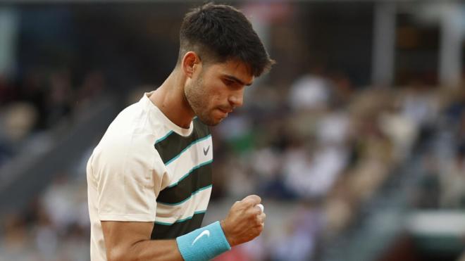 Carlos Alcaraz comenzó de la mejor manera en su partido de Roland Garros (foto: Cordon Press).