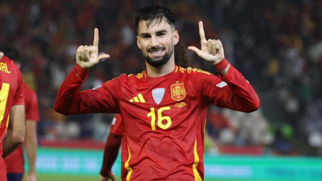 Álex Baena en un partido con la Selección Española (Foto: Cordon Press)