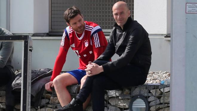 Xabi Alonso y Zinedine Zidane (Foto: Cordon Press)