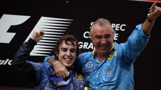 Fernando Alonso celebrando la victoria con Briatore (Cordon Press)