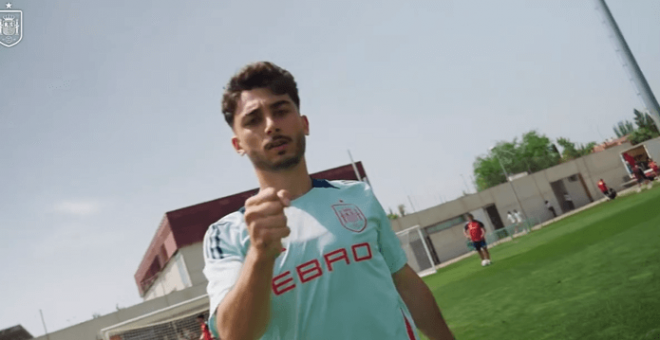 Raúl Moro celebra sus goles con España sub 21 en un entrenamiento.