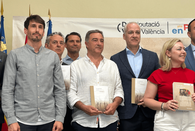 Salva Gomar en la presentación del libro la pelota Sí se mancha