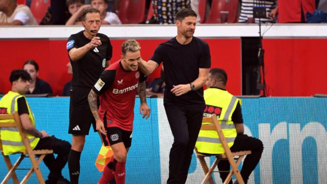 Xabi Alonso y Alejandro Grimaldo en un partido del Leverkusen (Cordon Press)