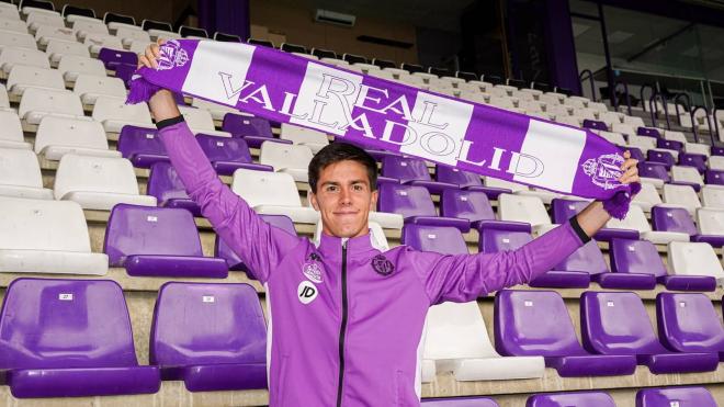 Álvaro de Pablo posa con una bufanda blanquivioleta (Foto: Real Valladolid).