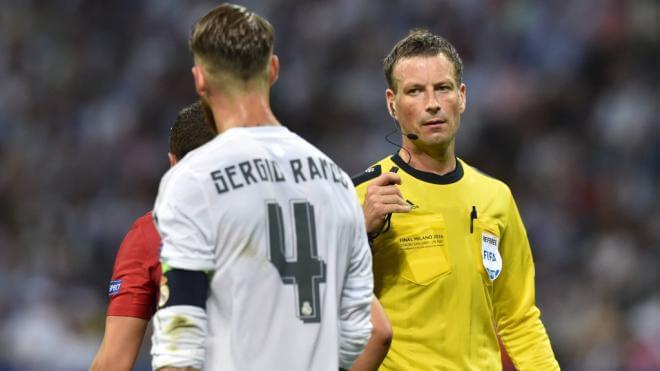 Clattenburg junto a Sergio Ramos en la final de Milán (Cordon Press)