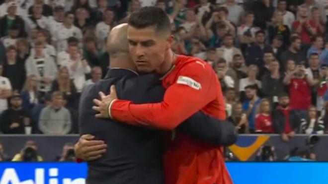 El abrazo entre Roberto Martínez y Cristiano Ronaldo al ser sustituido (captura: RTVE).