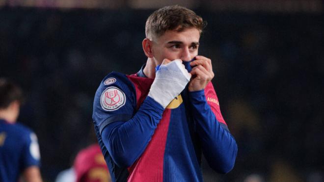 Gavi besando el escudo del Barcelona (Cordon Press)