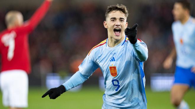 Gavi celebran un gol con la Selección Española (Cordon Press)