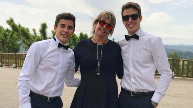 Álex y Marc Márquez, con su madre Roser