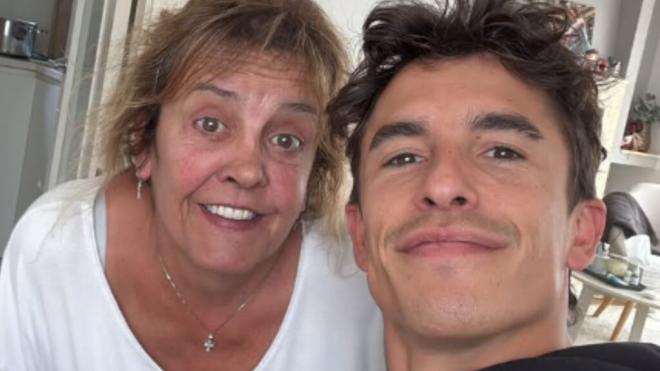 Marc Márquez, con su madre Roser (Foto: @marcmarquez93).