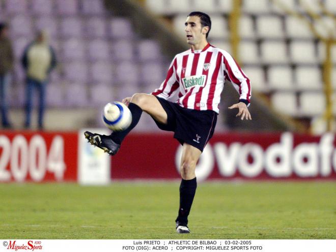 Luis Prieto controla un balón con el Athletic durante su etapa como jugador (Foto: Cordon Press).