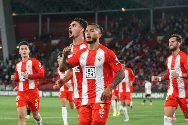 Marc Pubill y Luis Suárez celebran un gol con el Almería (Foto: LALIGA).