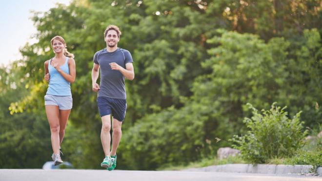 Hombre y mujer haciendo running (Foto: Freepik)