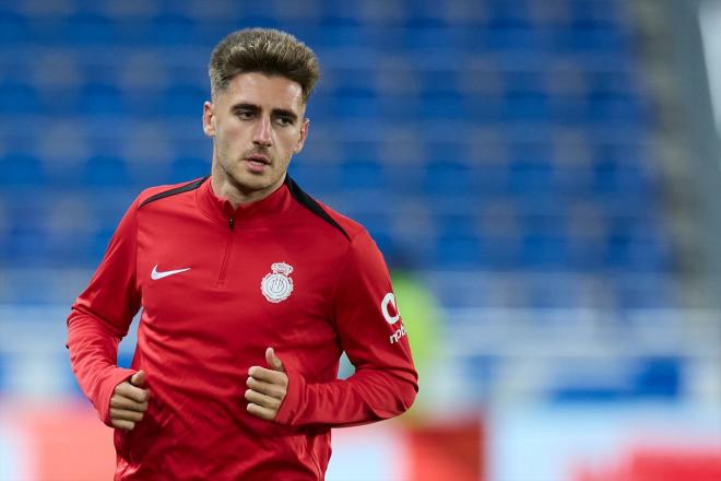 Robert Navarro calienta antes de un partido del Mallorca (Foto: Europa Press).