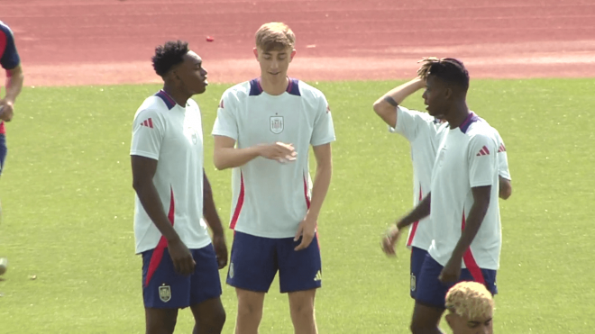 Dean Huijsen saca los pasos prohibidos en el entrenamiento de la Selección