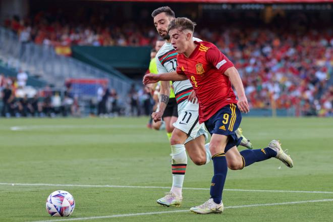Gavi, ante Bruno Fernandes en un España-Portugal (Foto: Cordon Press).