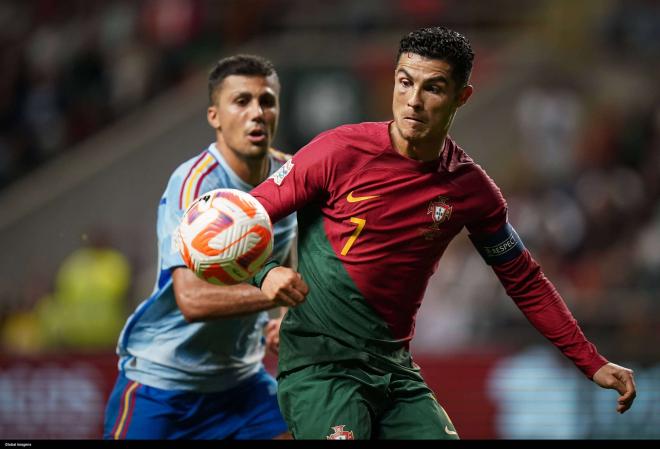 Rodrigo Hernández y Cristiano Ronaldo, en un Portugal-España (Foto: Cordon Press).