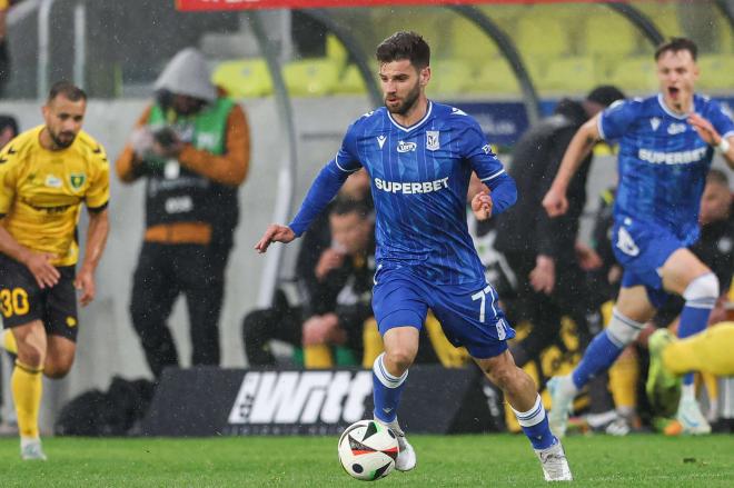 Mario Gonzalez en un encuentro con el Lech Poznan. (Foto: Cordon Press