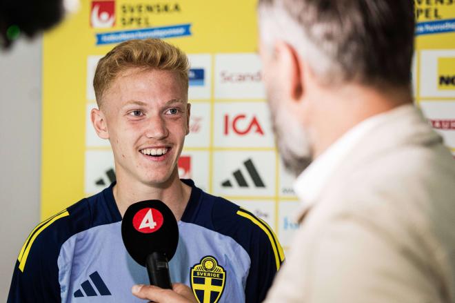 Hugo Larsson en la rueda de prensa de Suecia (Cordon Press)