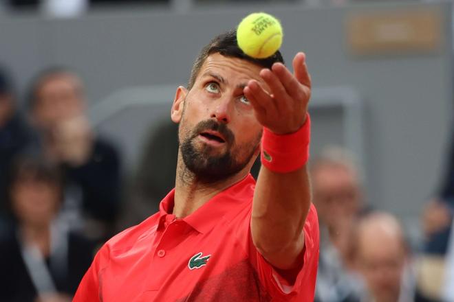 Djokovic, en un saque de Roland Garros (FOTO: Cordón Press).