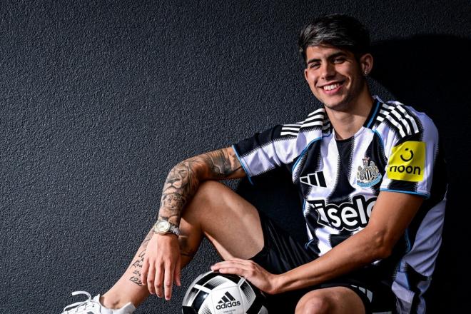 Antoñito Cordero posa en su presentación con el Newcastle (Foto: NUFC).