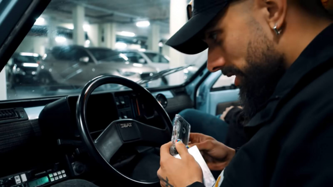 Borja Iglesias en su Seat Panda. (Foto: YouTube)