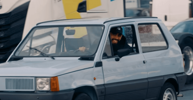 Borja Iglesias en su Seat Panda. (Foto: YouTube)