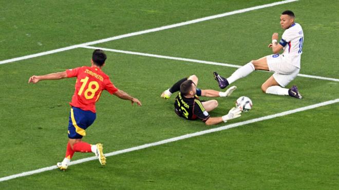 Unai Simón desvía un disparo de Kylian Mbappé en el España-Francia (foto: cordon Press).