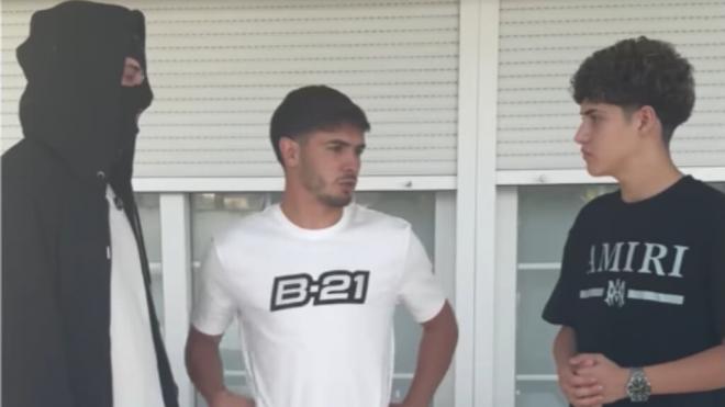 Brahim Díaz, con Ceciarmy y un chico que sufre bullying (Foto: Instagram Ceciarmy)