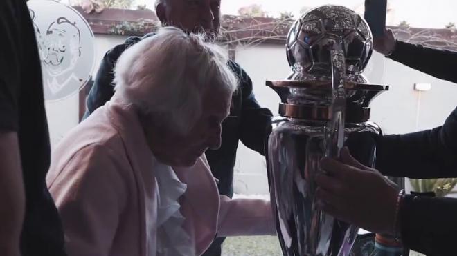 La abuela de Platense tocando la Copa (@caplatense)