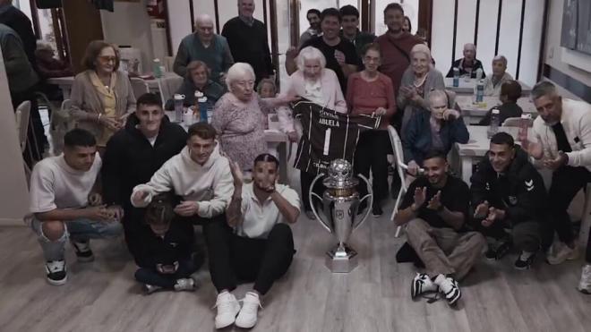 La abuela de Platense con la Copa y los jugadores (@caplatense)
